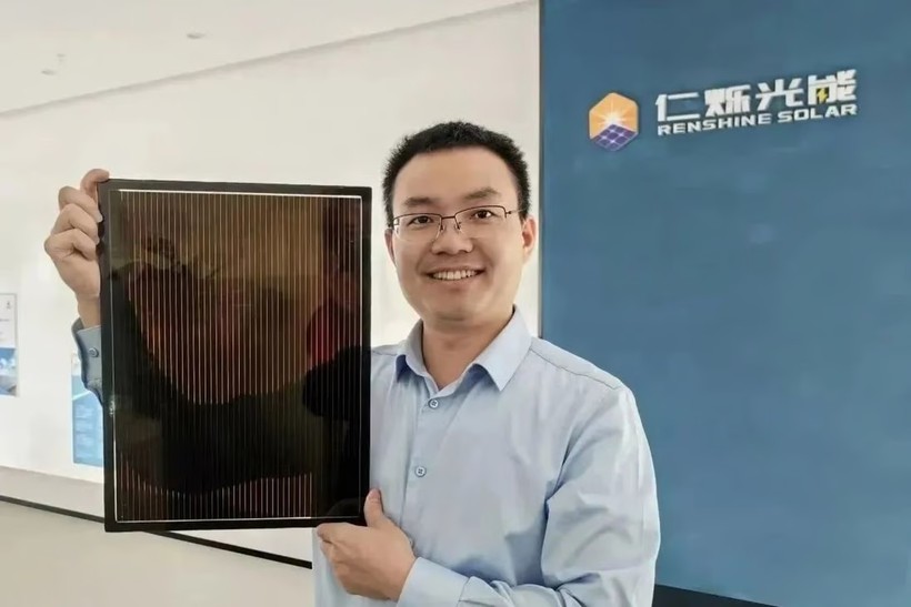 GS Tan Hairen từ Đại học Nam Kinh và một tấm pin mặt trời Perovskite. Ảnh: Handout