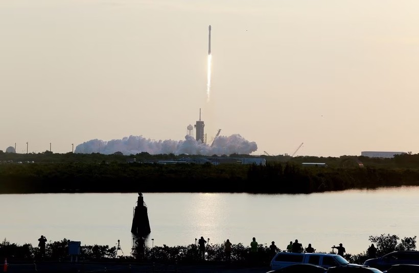Một tên lửa SpaceX Falcon 9 mang theo 53 vệ tinh internet Starlink, phóng từ Trung tâm vũ trụ Kennedy ở Cape Canaveral, Florida, Mỹ ngày 18/5/2022. Reuters/Joe Skipper/File Photo