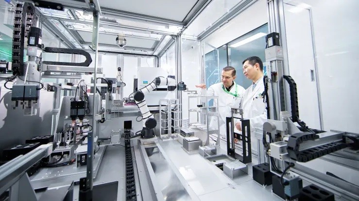 Alex Zhavoronkov, người sáng lập và Giám đốc điều hành công ty Insilico Medicine, và Feng Ren, Giám đốc khoa học, tại phòng thí nghiệm của công ty ở Tô Châu, Trung Quốc. Ảnh CNBC