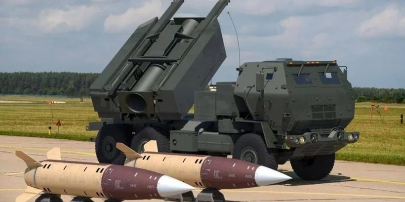 Tên lửa chiến thuật ATACMS của hệ thống pháo phản lực tên lửa HIMARS, M270. Ảnh Tiếng nói mới Ukraine (The New Voice of Ukraine).