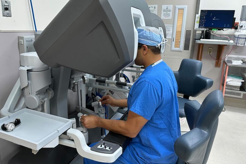 Bác sĩ phẫu thuật cấy ghép Adeel Khan, MD, điều khiển một robot phẫu thuật. Ảnh: St. Louis.