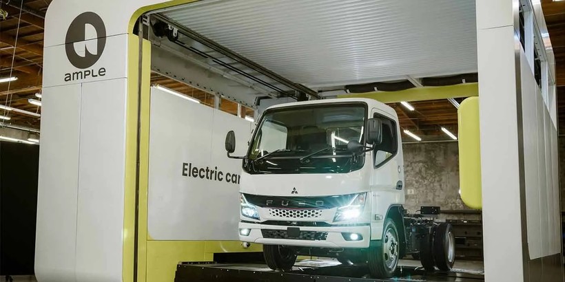 Công ty Ample hợp tác với Mitsubishi Fuso triển khai công nghệ hoán đổi pin cho xe tải ở Nhật Bản. Ảnh Electrek