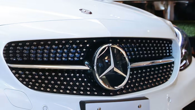 Xe Mercedes-Benz sẽ có kết nối mạng 5G. Ảnh Nikkei Asia