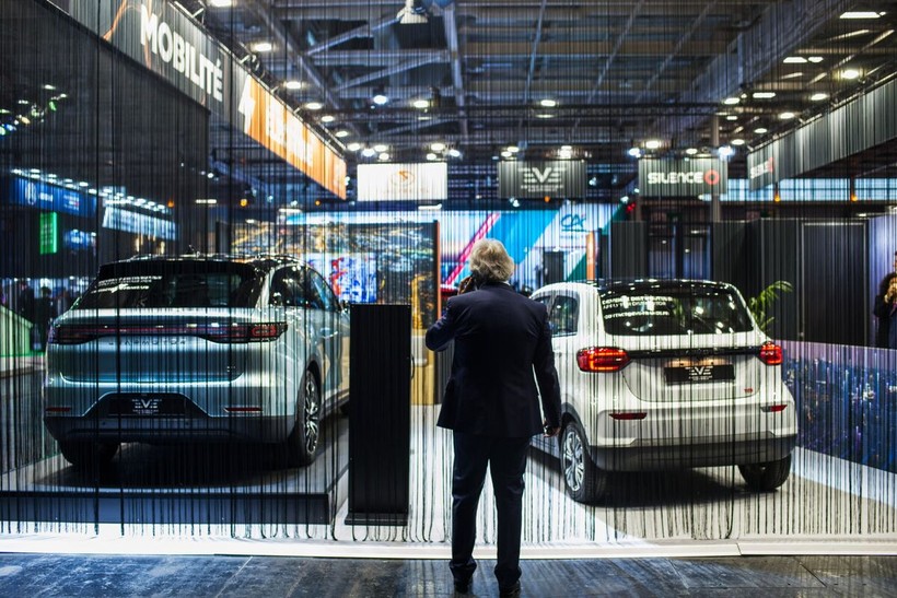 Một chiếc SUV chạy điện Leapmotor C11 và một chiếc mini chạy điện Leapmotor TO3 tại Triển lãm ô tô Paris năm 2022. Ảnh: Bloomberg