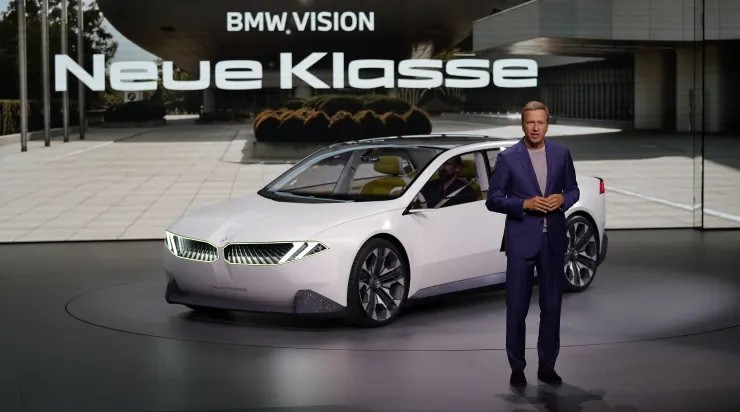 Giám đốc điều hành BMW Oliver Zipse phát biểu trong buổi giới thiệu BMW “New Class” trong một sự kiện tại triển lãm ô tô IAA ở Munich. Ảnh Getty
