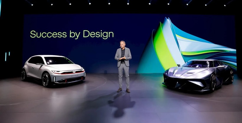  Giám đốc điều hành Volkswagen Oliver Blume giới thiệu các nguyên mẫu ý tưởng xe điện của công ty. Ảnh Electrek