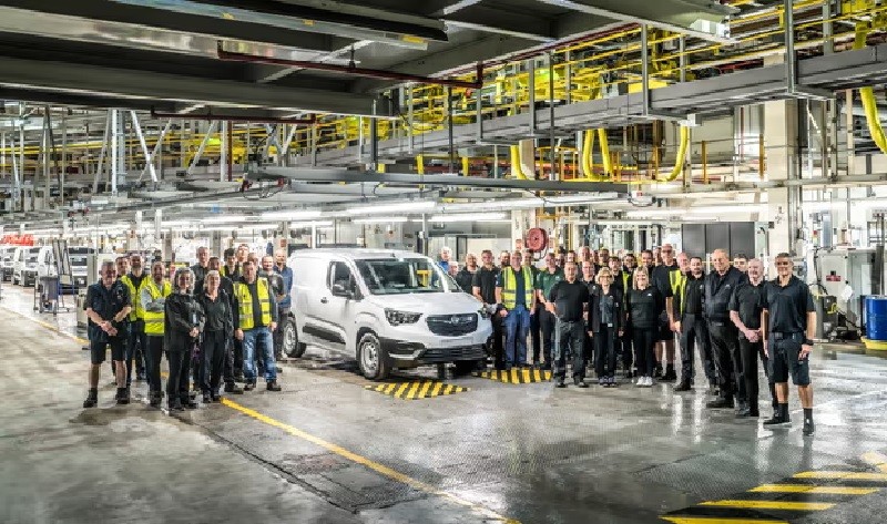 Các công nhân của Ellesmere đứng quanh xe điện Vauxhall Combo Electric mới được chế tạo. Ảnh: Stellantis/Getty Images