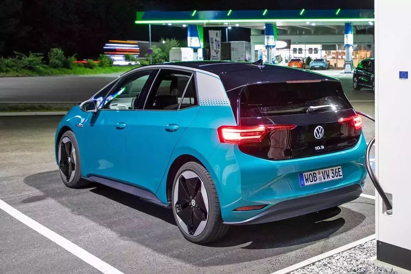Một xe điện của VW đang sạc điện. Ảnh minh họa Reuters