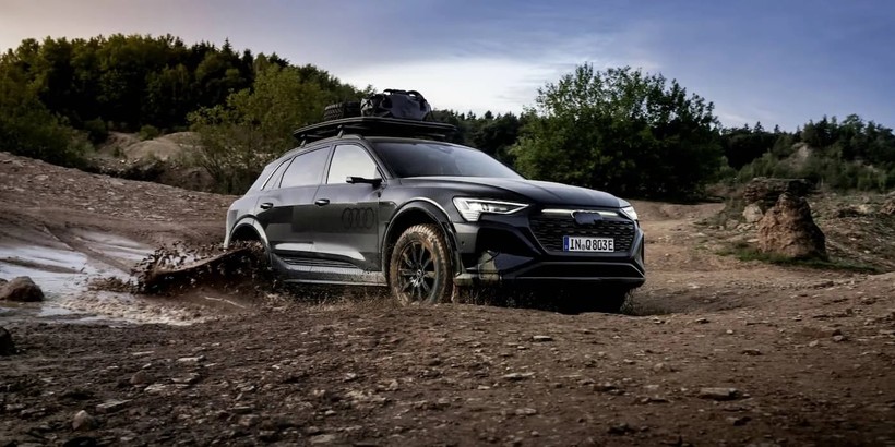 Audi Q8 e-tron phiên bản Dakar với màu đen kim loại Mythos và lớp bọc đặc biệt Ảnh: Audi AG