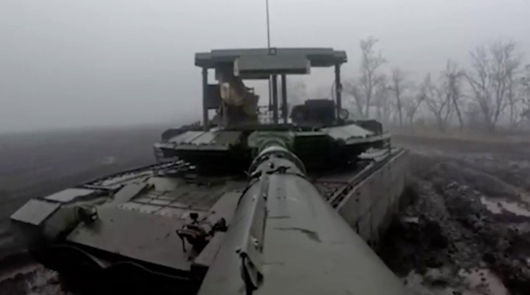 T-80BVM của Quân đội Nga tại Zaporozhye vào tháng 1. Ảnh Military Watch