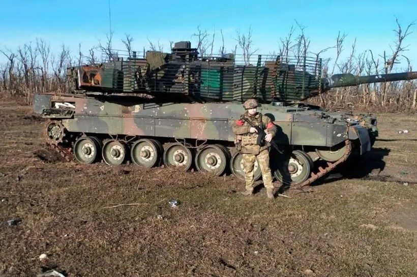 Một chiếc xe tăng Leopard 2A6 của Ukraine bị quân đội Nga thu giữ được trang bị lồng lưới thép. Ảnh Army Recognition.