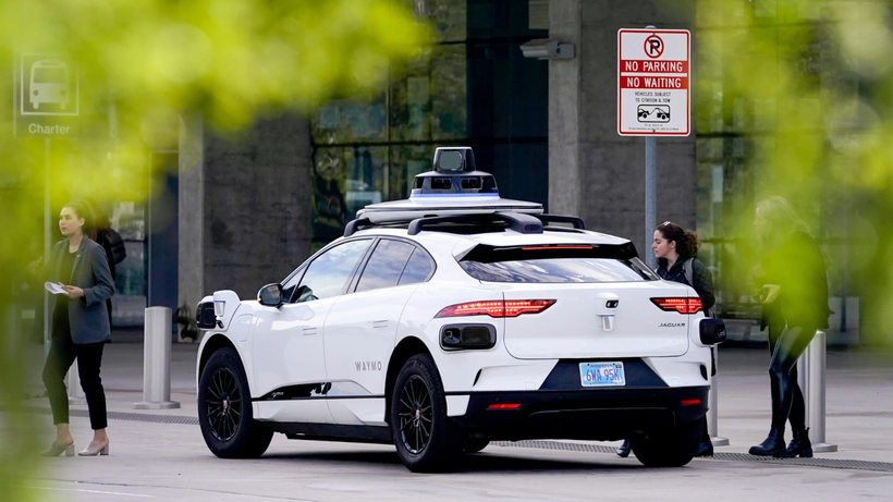 Một chiếc xe tự lái của hãng Waymo (ảnh: MIT Technology Review)