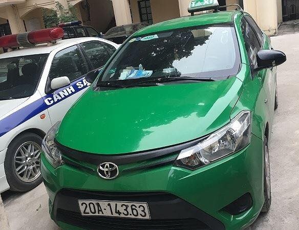 Chiếc xe Taxi Mai Linh hất chiến sĩ công an lên nóc capo. Nguồn: ANTĐ