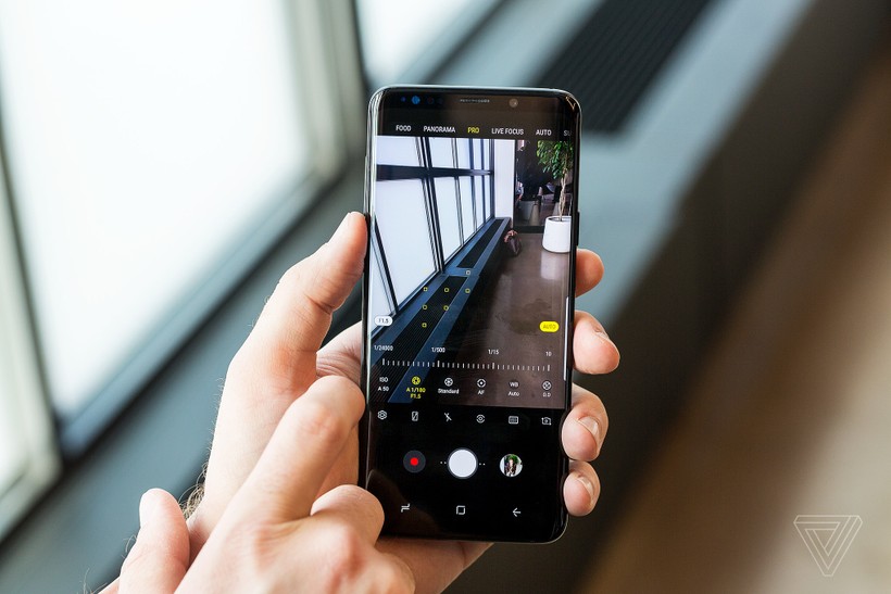 Galaxy S9+ sở hữu nhiều nâng cấp đáng giá mà nổi bật nhất là khả năng chụp ảnh. Nguồn: The Verge
