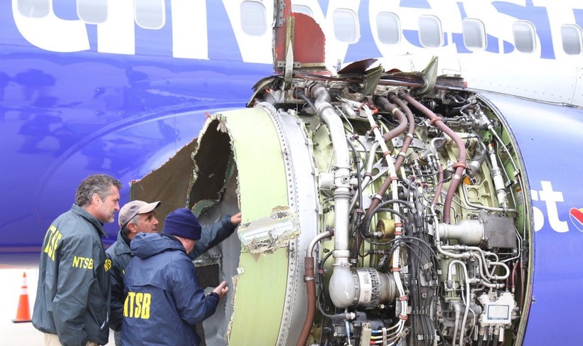 Động cơ trên chiếc Boeing 737-700 đã phát nổ giữa bầu trời gây nên nỗi kinh hoàng cho hành khách. Nguồn: CBS