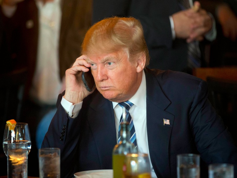 Ông Trump sử dụng điện thoại cá nhân trong bữa trưa tại Nam Carolina vào năm 2016. Nguồn: AP