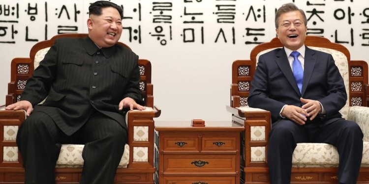 Chủ tịch Triều Tiên Kim Jong Un và Tổng thống Hàn Quốc Moon Jae-in đã có những giây phút cười đùa vui vẻ trong Hội nghị thượng đỉnh lên Triều 27/4. Nguồn: BI