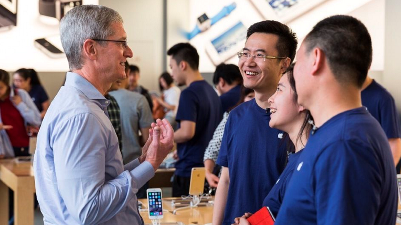 CEO Tim Cook tại cửa hàng Apple Store ở Trung Quốc. Ảnh: Fortune