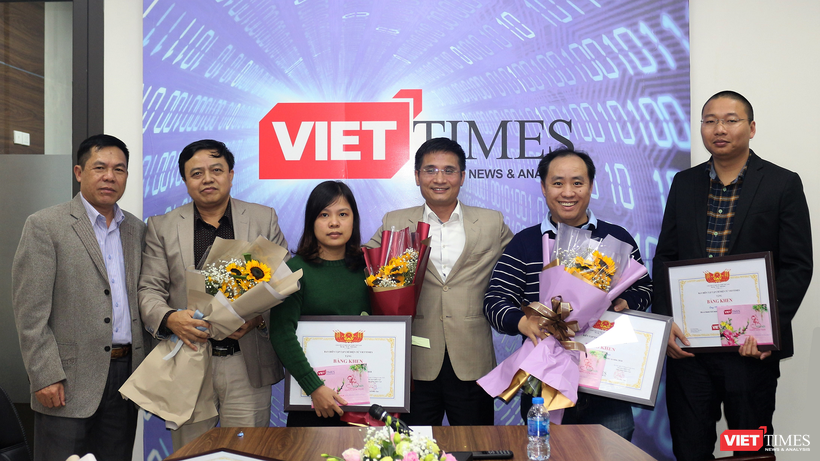 Ban Lãnh đạo VietTimes trao Bằng khen cho các cá nhân có nhiều đóng góp cho sự phát triển của Tạp chí trong năm 2018.