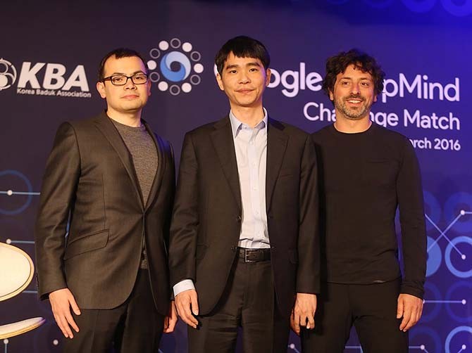 Từ trái qua, Demis Hassabis (CEO của DeepMind), Le Sedol (nhà vô địch cờ vây thế giới) và Sergey Brin (chủ tịch của Alphabet) trong sự kiện AlphaGo thách đấu Le Sedol. Ảnh Business Insider 