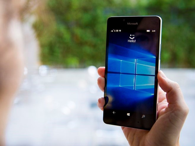 Lumia 950 hiện có giá bán ngang ngửa với một smartphone tầm trung bình thấp. Ảnh: Cnet.