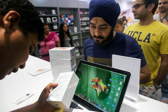 iPhone là mặt hàng xa xỉ ở Ấn Độ. Ảnh: Forbes.