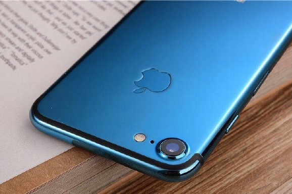 Phiên bản iPhone 7 hoàn toàn mới lạ, với màu xanh dương có viền ăng-ten màu đen.