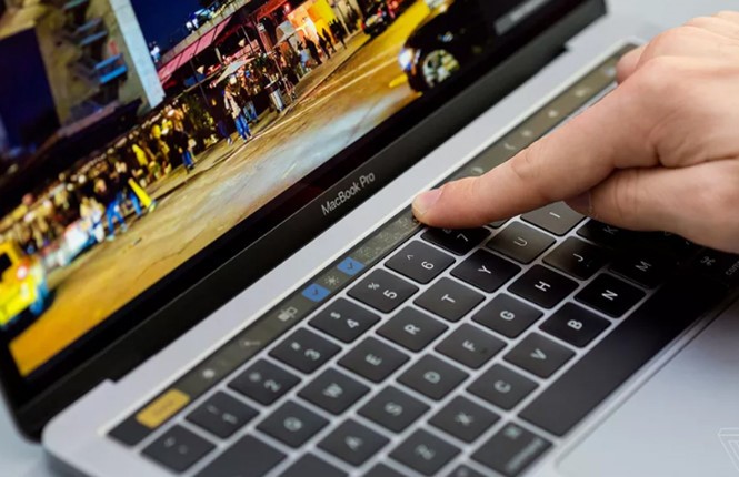 Dải cảm ứng Touch Bar là một điểm nhấn mới có trong mẫu máy MacBook Pro 2016