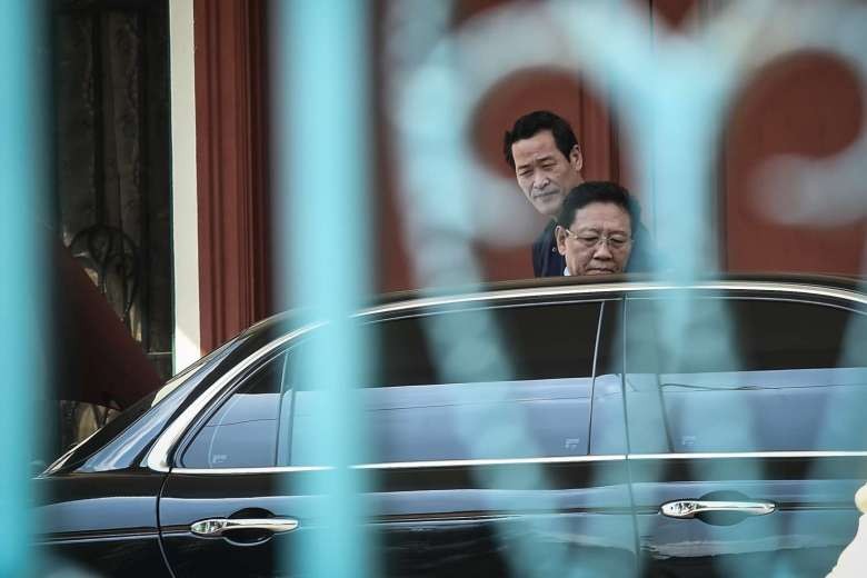 Ông Kang Chol lên xe rời khỏi Đại sứ quán CHDCND Triều Tiên