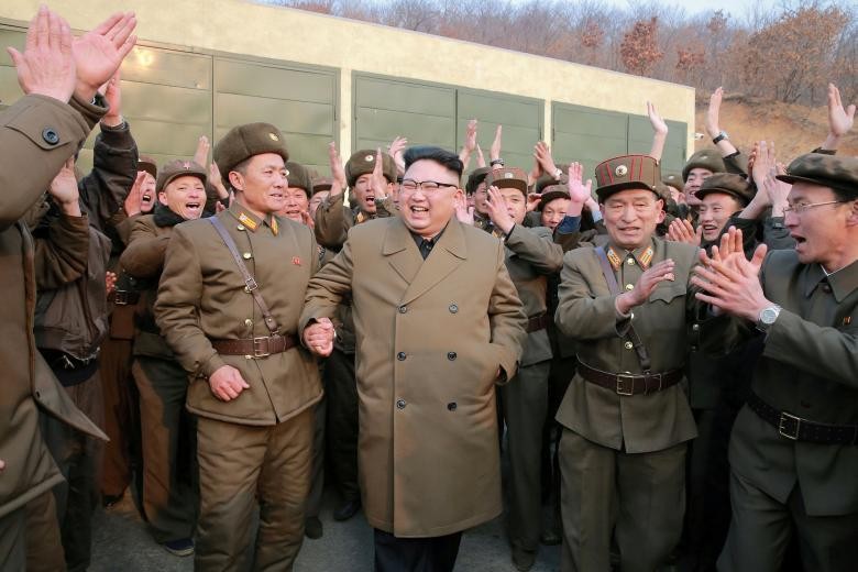 Lãnh tụ Triều Tiên Kim Jong un quan sát quá trình thử nghiệm trên mặt đất động cơ phản lực sức đẩy lớn do Viện Khoa học Quốc phòng Triều Tiên phát triển. Ảnh  KCNA