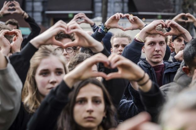 Người dân Brussels lấy tay làm biểu tượng trái tim để tưởng niệm các nạn nhân của vụ khủng bố cách đây 1 năm