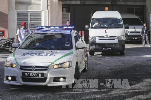 Xe cảnh sát và xe cứu thương mang thi thể "ông Kim Jong-nam" rời bệnh viện ở Putrajaya, Malaysia ngày 15/2. Ảnh: EPA/TTXVN