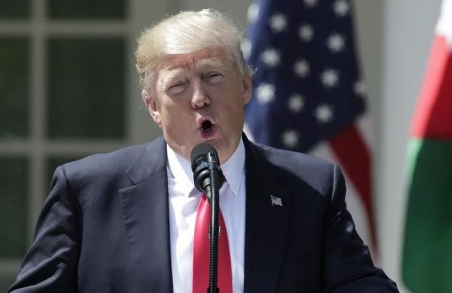 Tổng thống Mỹ Donald Trump nói về cuộc tấn công bằng khí độc tại Syria trong cuộc họp báo chung với nhà Vua Abdullah II của Jordan tại Nhà Trắng. Ảnh REUTERS/Yuri Gripas