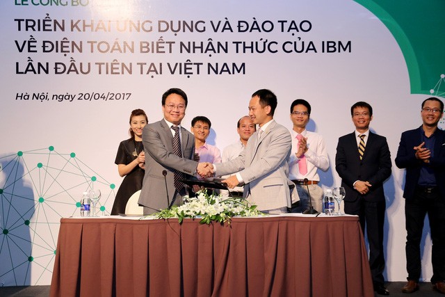Ông Phan Thế Vinh – Giám đốc công ty Five9 và ông Phạm Huy Triều – Giám đốc công ty OneNet ký kết hợp tác