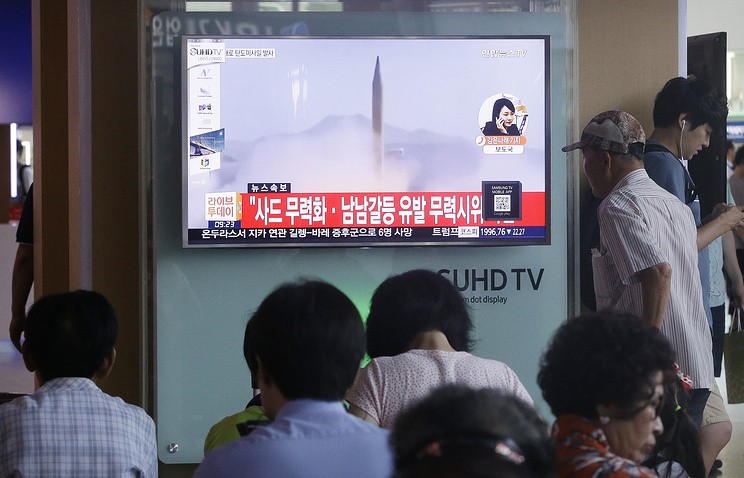 Người dân Hàn Quốc theo dõi tin tức về vụ thử qua màn hình