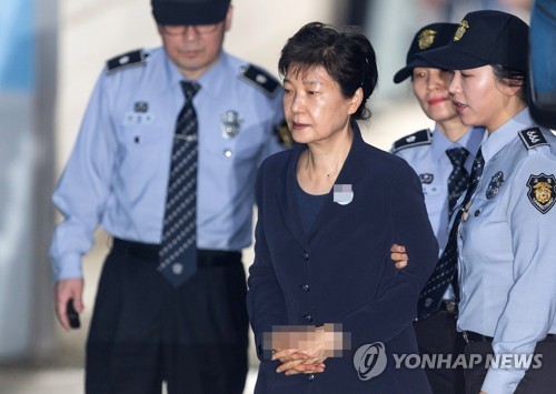 Bà Park bị dẫn giải vào phòng xử án