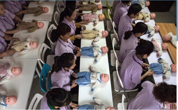 Phụ nữ Trung Quốc tham gia lớp học dạy chăm sóc trẻ sơ sinh tại Bắc Kinh (ảnh Getty Image)