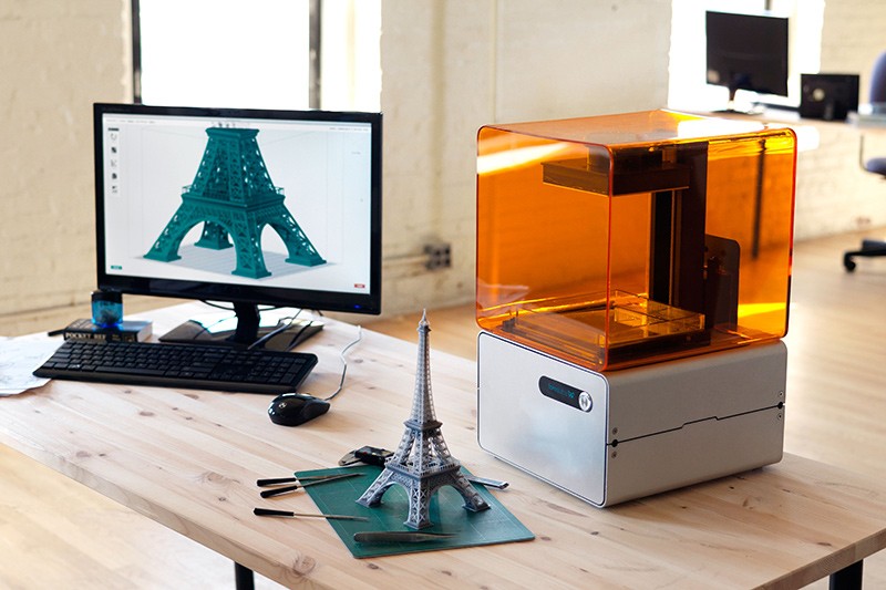 Máy in 3D với sản phẩm là tháp Eiffel. Ảnh: Maker Master