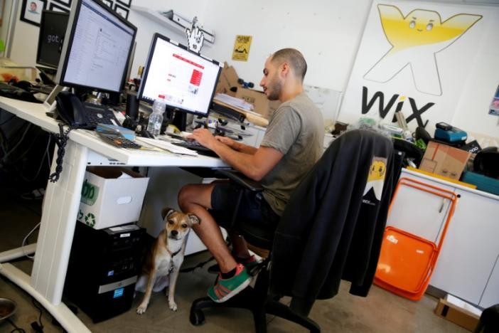 Nhân viên công ty thiết kế website Wix.com làm việc tại trụ sở ở Tel Aviv. Ảnh tư liệu của Reuters.