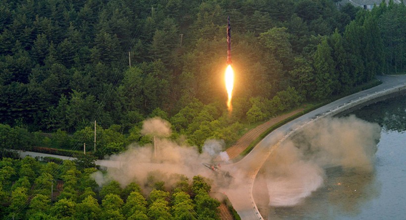 Hình ảnh tên lửa được phóng lên (Reuters)