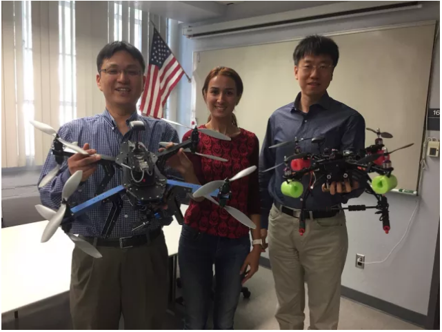 GS Young-Jun Son (trái) và các đồng nghiệp Sara Minaeian và Jian Liu sử dụng các drone để thiết kết hệ thống tự động theo dõi tuần tra biên giới. (Ảnh tư liệu Trường Kỹ thuật Đại học Arizona) 