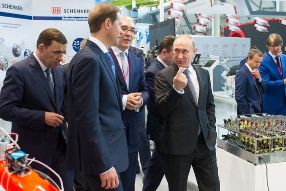 Tổng thống Putin cùng các quan chức thị sát triển lãm INNOPROM