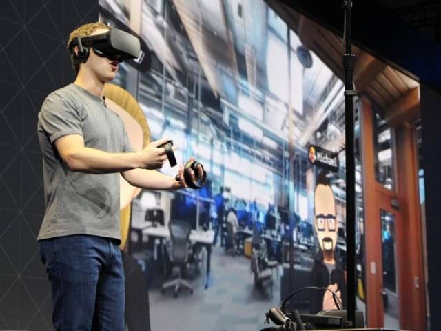Ông chủ Facebook Mark Zuckerberg thử thiết bị  Oculus 