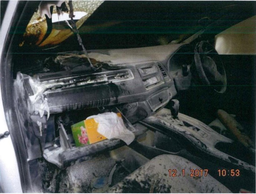 Cảnh tượng đáng sợ bên trong chiếc xe bị cháy của ông Koh. 