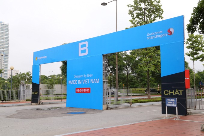 Lễ ra mắt Bphone 2 sẽ diễn ra sáng ngày 8/8 tại Trung tâm Hội nghị Quốc gia (Hà Nội). Cổng chào đã được dựng lên, thể hiện thông điệp của sản phẩm năm nay là "Chất".