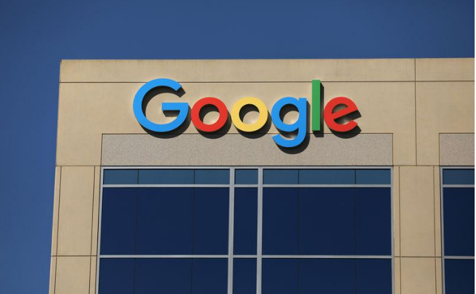 Logo của Google phía trên một tòa nhà của công ty tại  Irvine, California, Hoa Kỳ.  Ảnh  Mike Blake chụp ngày 7/7/2017
