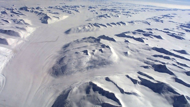 Dưới lớp băng dày có rất nhiều núi lửa