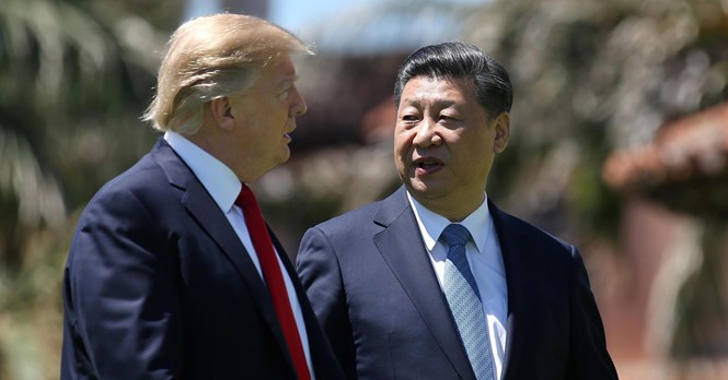 Tổng thống Mỹ Donald Trump (trái) và Chủ tịch Trung Quốc Tập Cận Bình trong ảnh chụp ngày 7.4 ẢNH: REUTERS