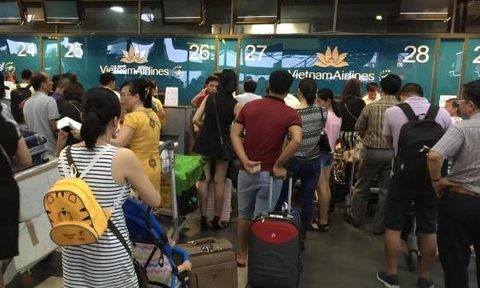 Do bị tấn công mạng, hành khách dồn ứ tại sân bay Tân Sơn Nhất vì chưa thể làm được thủ tục bay - Ảnh: TT (nguồn Báo CA TP HCM)