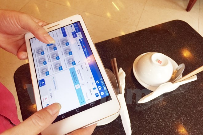 Dùng phần mềm để gọi món cho thực khách tại một nhà hàng trên phố Hàn Thuyên, Hà Nội. (Ảnh: T.H/Vietnam+)